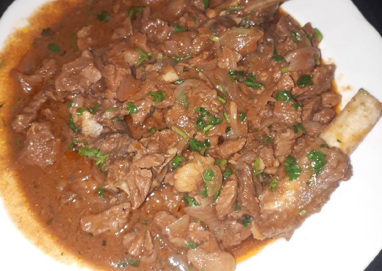 Slow boiled meat with onion and Coriander