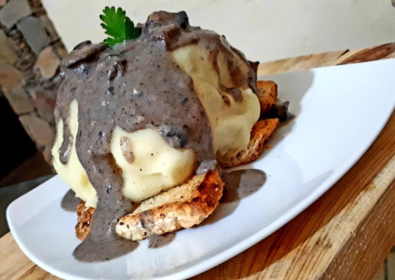 Puré de papa con gravy de champiñón