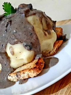 Una foto de Puré de papa con gravy de champiñón