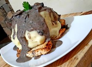 Una foto de Puré de papa con gravy de champiñón