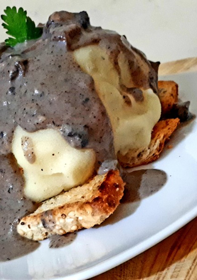 Una foto de Puré de papa con gravy de champiñón
