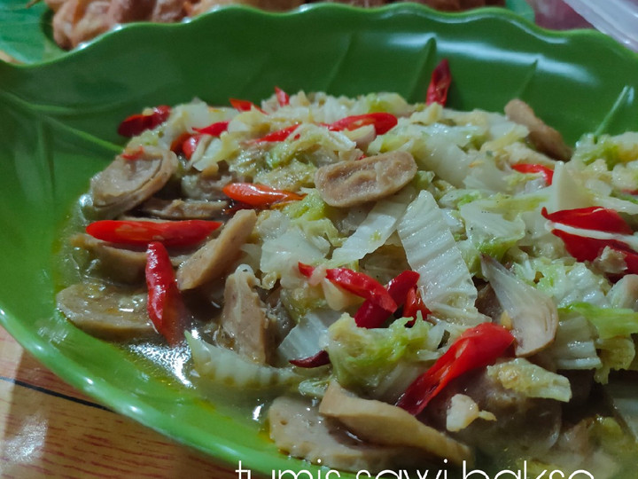 Bagaimana Membuat Tumis sawi putih bakso yang Enak Banget