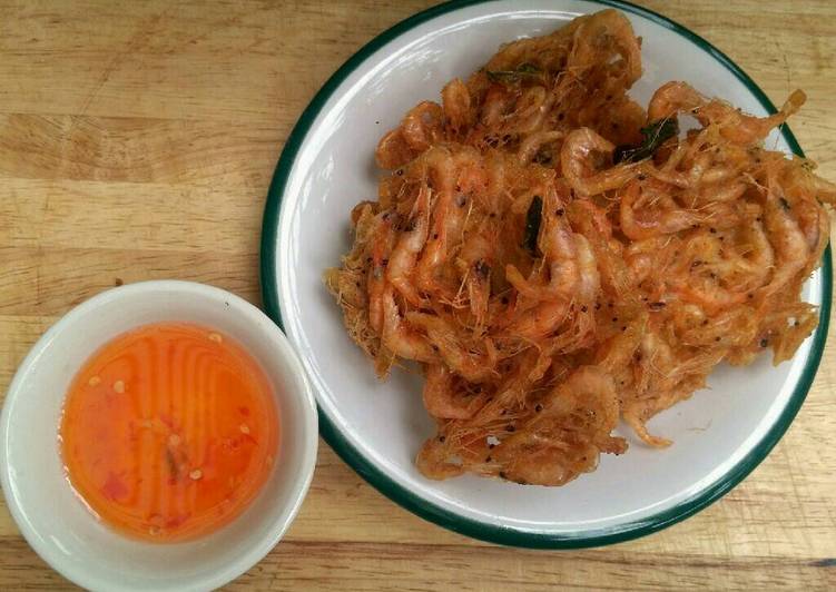 Recipe of Homemade Crispy Baby Shrimps with Kaffir Lime Leaf