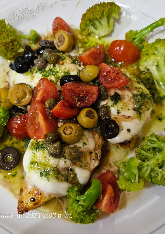 Una foto de Pollo con pesto de rúcula y ensalada de cherry