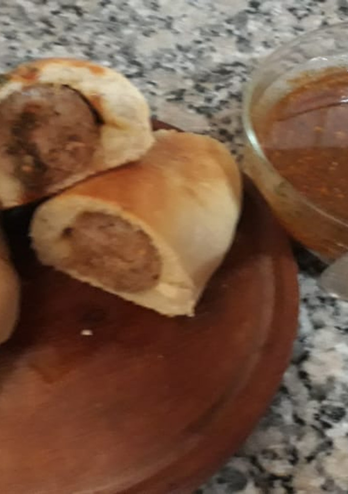 Una foto de Chorizo envuelto en masa de pan francés