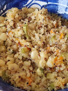 Una foto de Quinoa con verduras