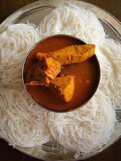 இடியாப்பம் மற்றும் மீன் குழம்பு (Idiyappam matrum meen kulambu recipe in tamil) செய்முறை முக்கிய புகைப்படம்