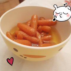 A picture of Caramelized baby carrots.