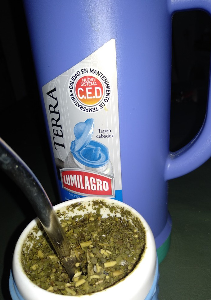 Una foto de Mate para empezar el día con té verde y manzanilla 😺