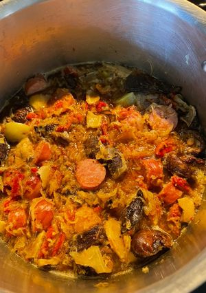 A picture of Kielbasa with Sauerkraut.