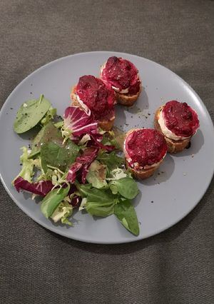 Une photo de Tartines framboise, chèvre et miel