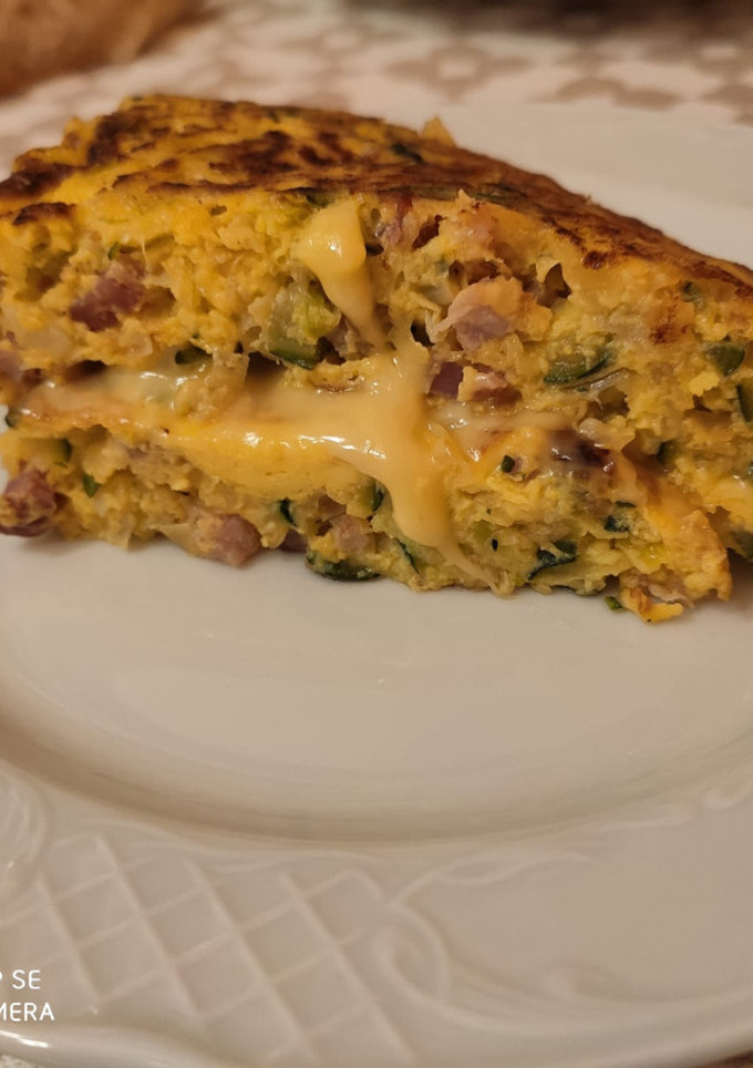 Una foto de Tortilla de calabacín y queso
