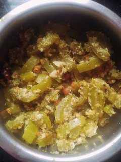 புடலங்காய் பொரியல்(Pudalankaai poriyal recipe in tamil) செய்முறை முக்கிய புகைப்படம்