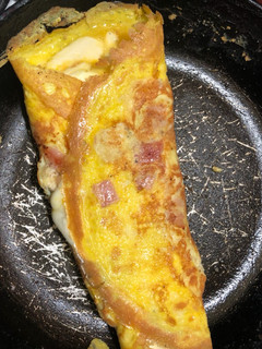 Una foto de Omelette de jamón, queso y pollo!
