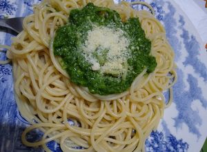Una foto de Fideos con pesto a base de Albahaca
