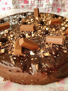 Una foto de Tarta fácil de chocolate, cacahuete y café