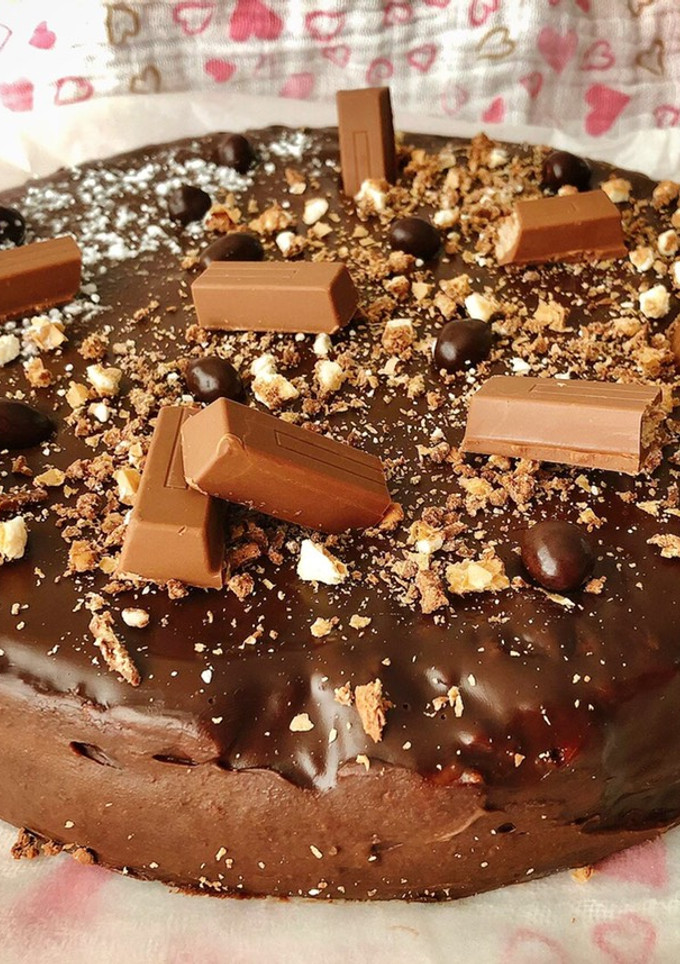 Una foto de Tarta fácil de chocolate, cacahuete y café