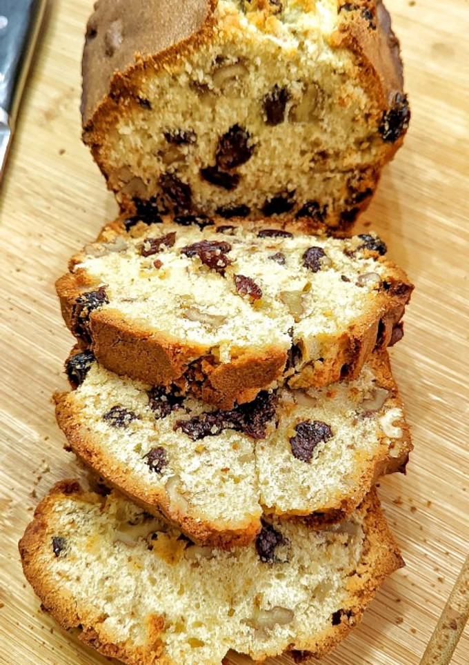 Una foto de Plum cake con nueces y pasas