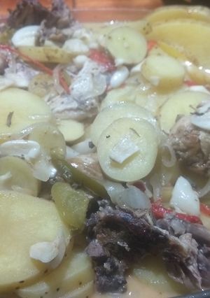 Una foto de Pollo dorado, al vino y ajo con papas