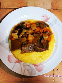 Foto di Brasato di manzo con funghi verdurine e polenta
