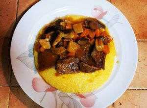 Foto di Brasato di manzo con funghi verdurine e polenta