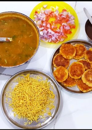 રગડા પેટીસ (Ragda Pattice Recipe In Gujarati) રેસીપી મુખ્ય ફોટો