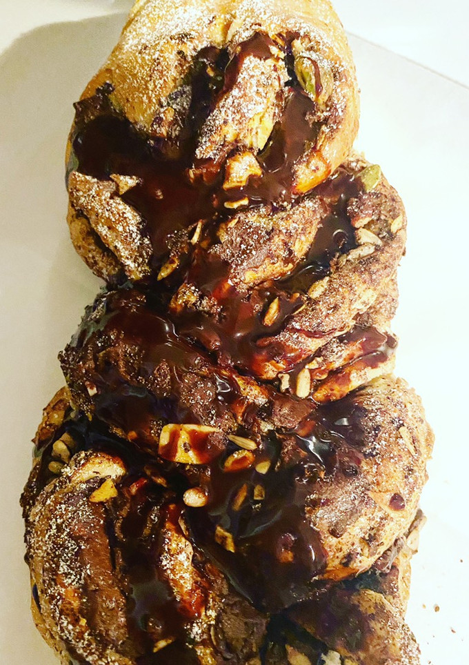 Una foto de Pan trenzado con chocolate y nueces