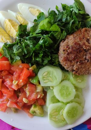 Una foto de Ensaladas y burger (keto)