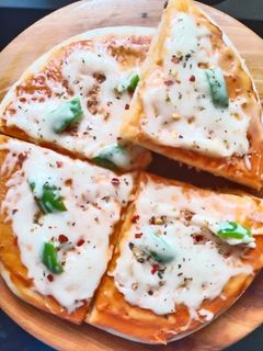 ચીઝ પિઝા (cheese pizza recipe in gujarati) રેસીપી મુખ્ય ફોટો