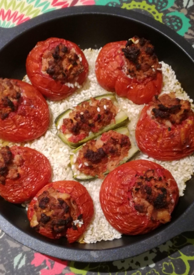 Una foto de Tomate relleno con carne si lactosa y sin huevo