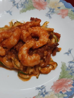 Una foto de Espaguetis de calabacín con langostinos y bacon
