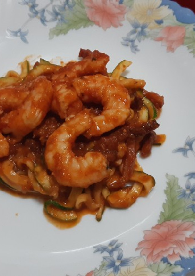 Una foto de Espaguetis de calabacín con langostinos y bacon