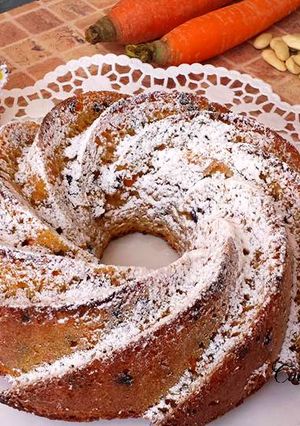 Foto di Ciambellone alle carote, con mandorle e gocce di cioccolato