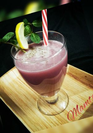 A picture of Grapes Pomegranate juice.