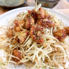 A picture of Octopus fry with sautéed bean sprouts.