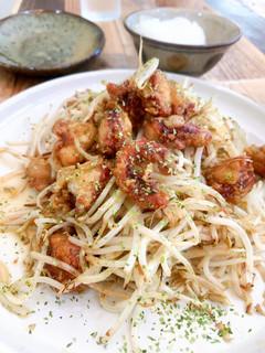 A picture of Octopus fry with sautéed bean sprouts.