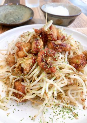 A picture of Octopus fry with sautéed bean sprouts.