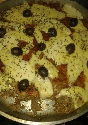Una foto de Revuelto de carne a la pizza