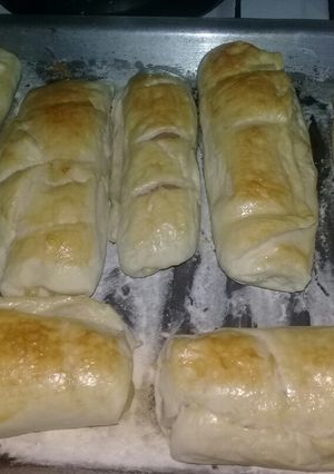 Una foto de Pan casero con jamón y queso