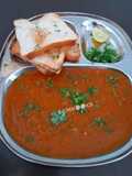 जैन बटर पावभाजी आणि बटर रोस्टेड ब्रेड (Jain Pav Bhaji Recipe In Marathi)