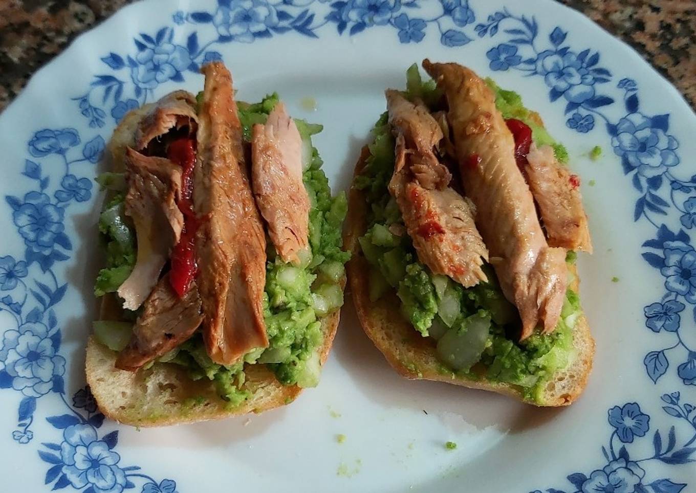 Pincho de aguacate, caballa y pimientos piquillo