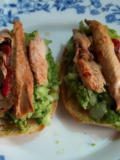 Una foto de Pincho de aguacate, caballa y pimientos piquillo