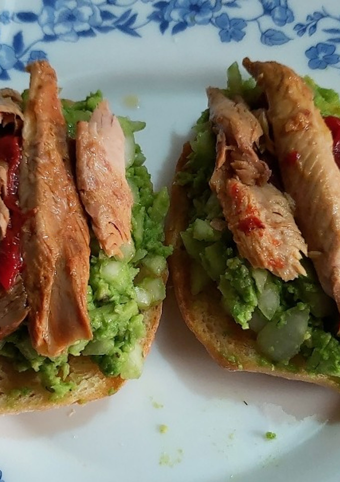 Una foto de Pincho de aguacate, caballa y pimientos piquillo