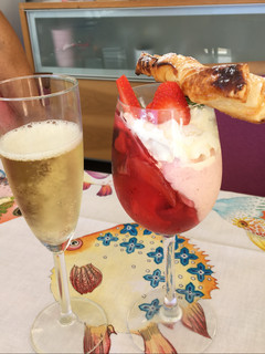 Una foto de Copa de gelatina de fresa 🍓 con nata (baja en calorías)