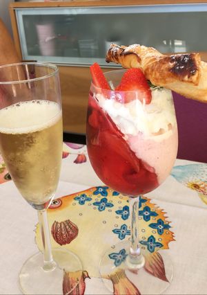 Foto principal de Copa de gelatina de fresa 🍓 con nata (baja en calorías)