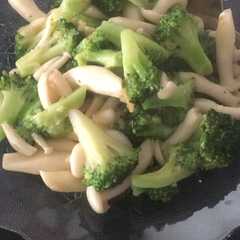 รูปของ Tumis Brokoli Jamur Shimeji Bawang Putih (Garlic Broccoli-Shimeji Stir Fry)