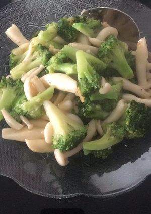 Foto resep Tumis Brokoli Jamur Shimeji Bawang Putih (Garlic Broccoli-Shimeji Stir Fry)