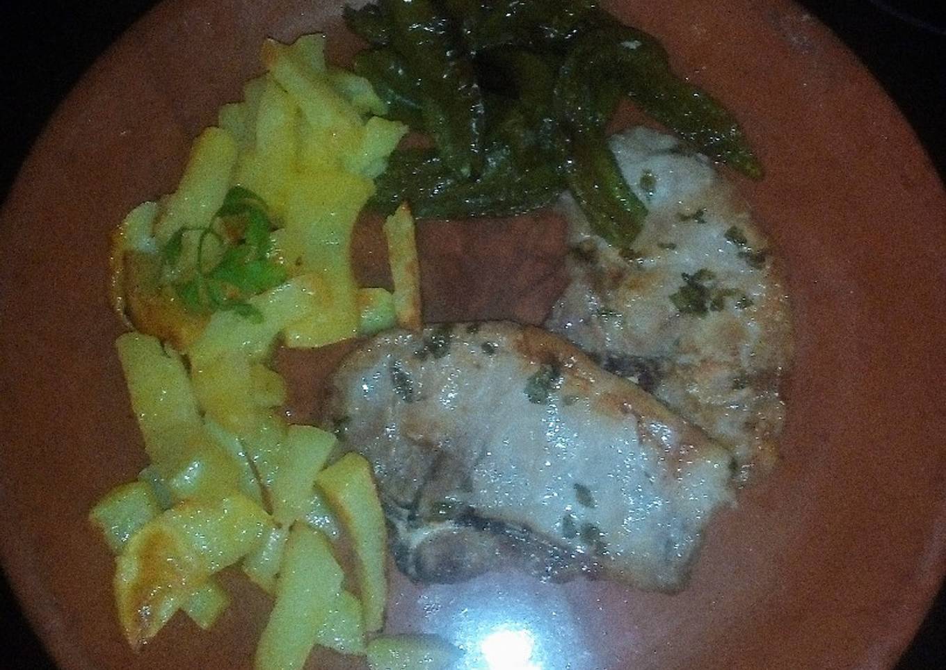 Chuletas de lomo con pimientos y patatas fritas al horno