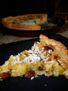 Una foto de Pastel de puerro, parmesano y pasas