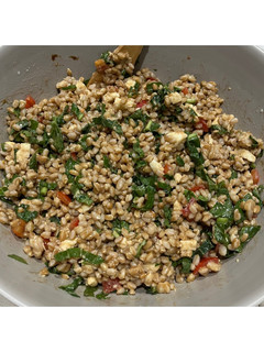 Foto di Insalata di Farro con pomodori, basilico, rucola, parmigiano e mozzarella 🌱